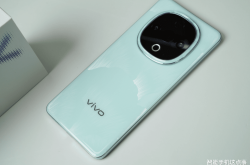 vivo Y300震撼登场：三扬声器+6500mAh电池，能否成为千元市场的搅局者？